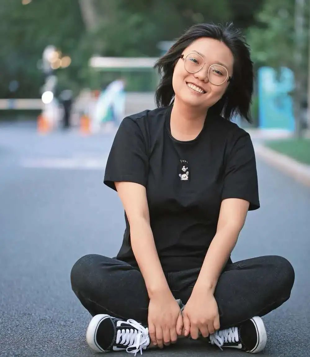 李雪琴脸僵北大都不重要红就完了