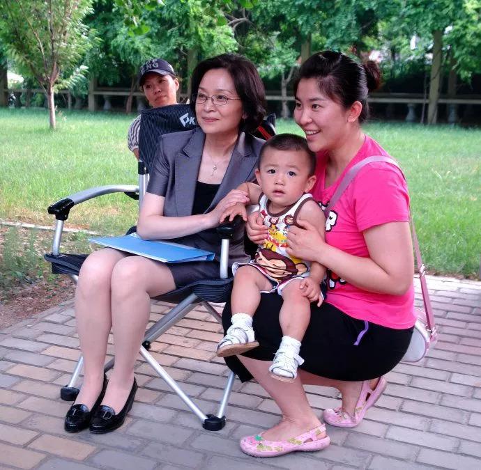 62岁的她很慈祥,与老公是姐弟恋,女儿聪明漂亮|刘莉莉|周小斌|女儿