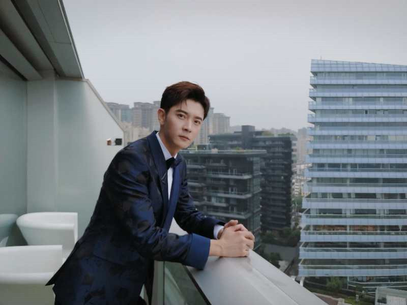 张丹峰现身丝绸之路国际电影节 穿暗花西装挺拔帅气气质满分