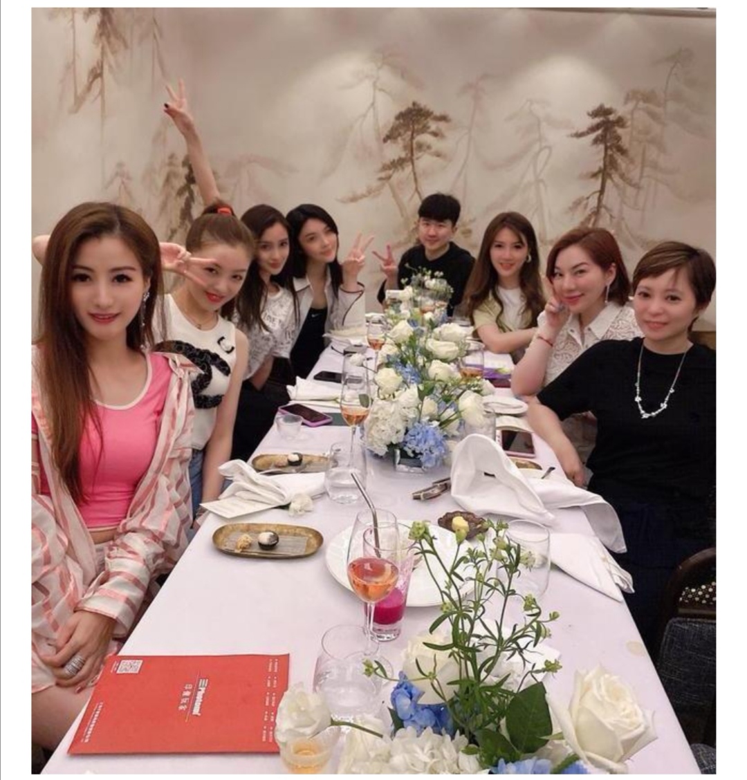 angela baby回应合照站位,表示朋友聚会没嫩复杂,网友想太多了