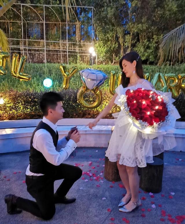 羽坛又一女神即将结婚,男友长相帅气相当般配!