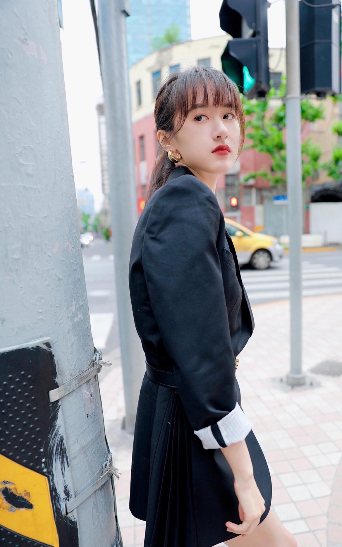 袁冰妍化身冷艳小姐姐,大地色男友风西装又酷又飒,小女生大魅力