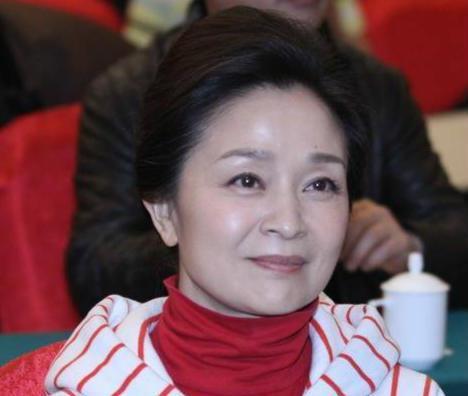 刘莉莉近照,62岁的她很慈祥,与老公是姐弟恋,女儿聪明漂亮