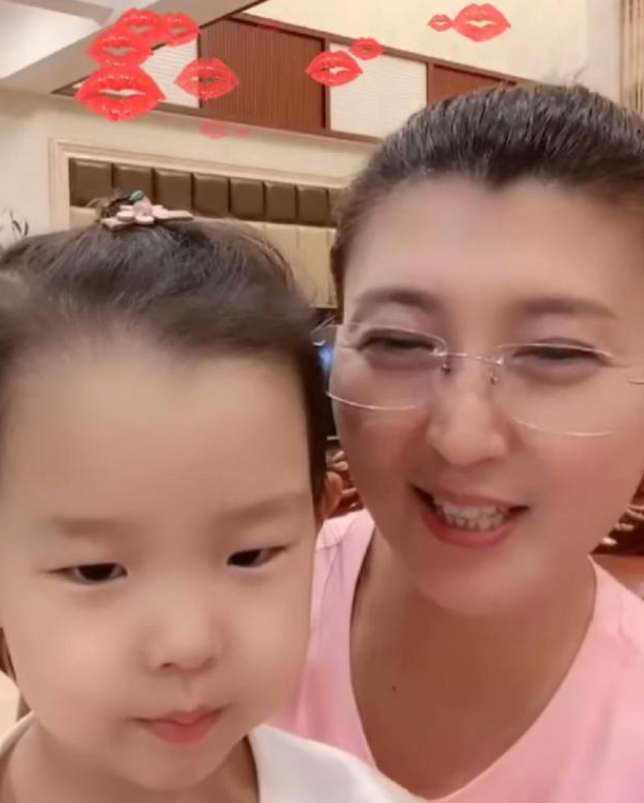 48岁闫学晶自曝已再婚为现任丈夫已生二胎曾遭女儿强烈反对