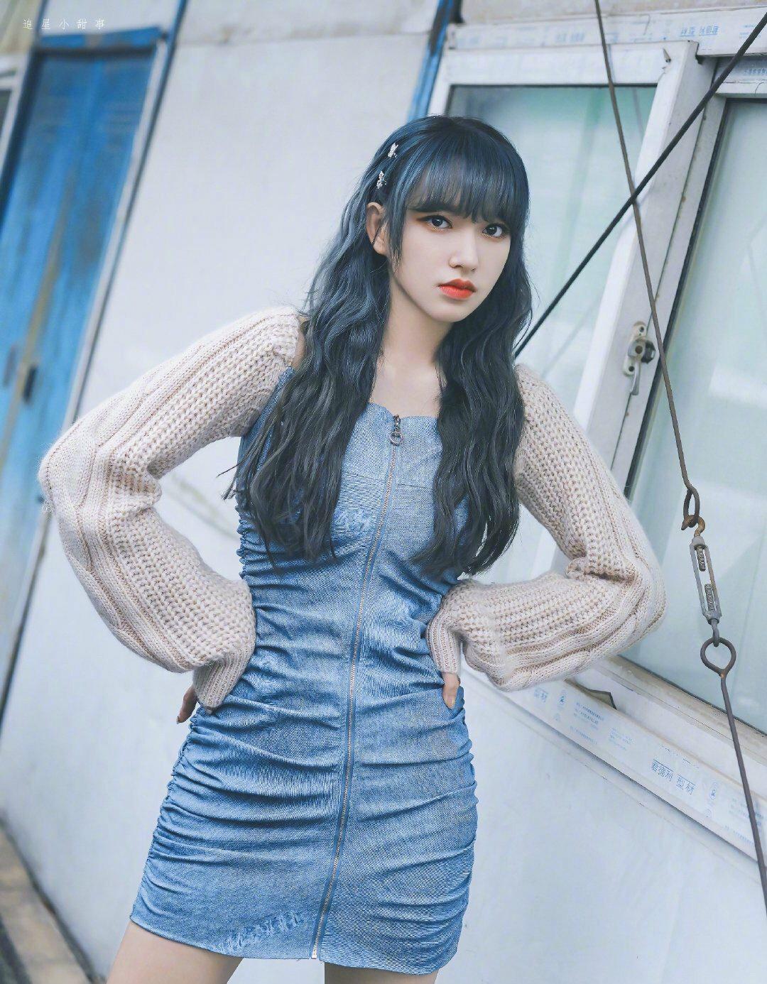 程潇晒清纯照,穿圆领衬衣配背带裙日系风格浓郁,甜美可爱又有范