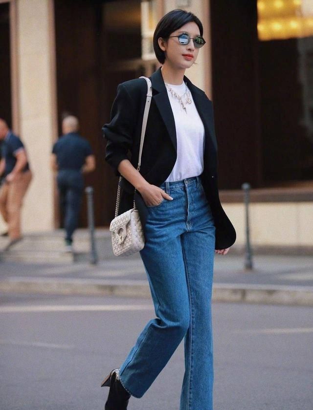 周韵终于把自己穿土气?内搭比西装长一截不算过分,发型才是硬伤