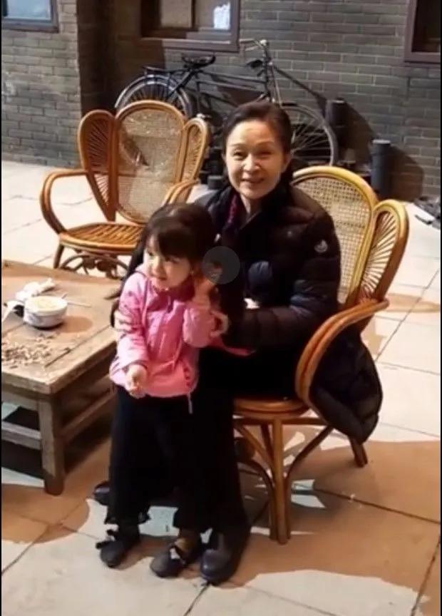 62岁的她很慈祥,与老公是姐弟恋,女儿聪明漂亮|刘莉莉|周小斌|女儿