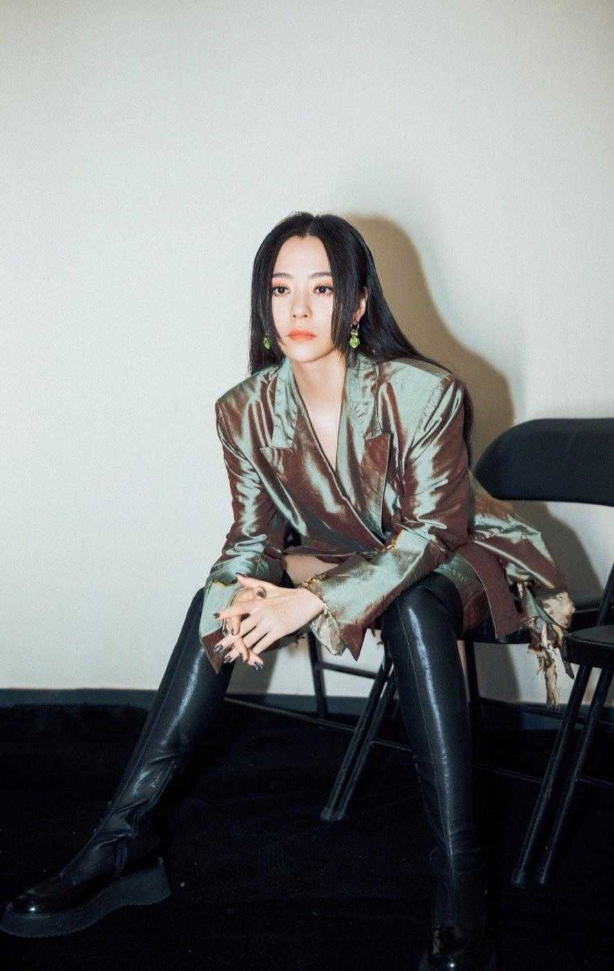 张天爱厉害了穿白色西装配黑色长筒靴出席活动女神范十足