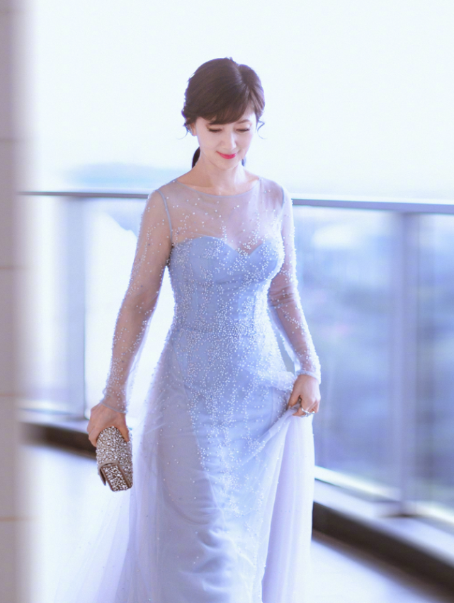 赵雅芝愈发不羁,穿网纱星空裙秀身材,这"马蜂腰"同龄人中少见