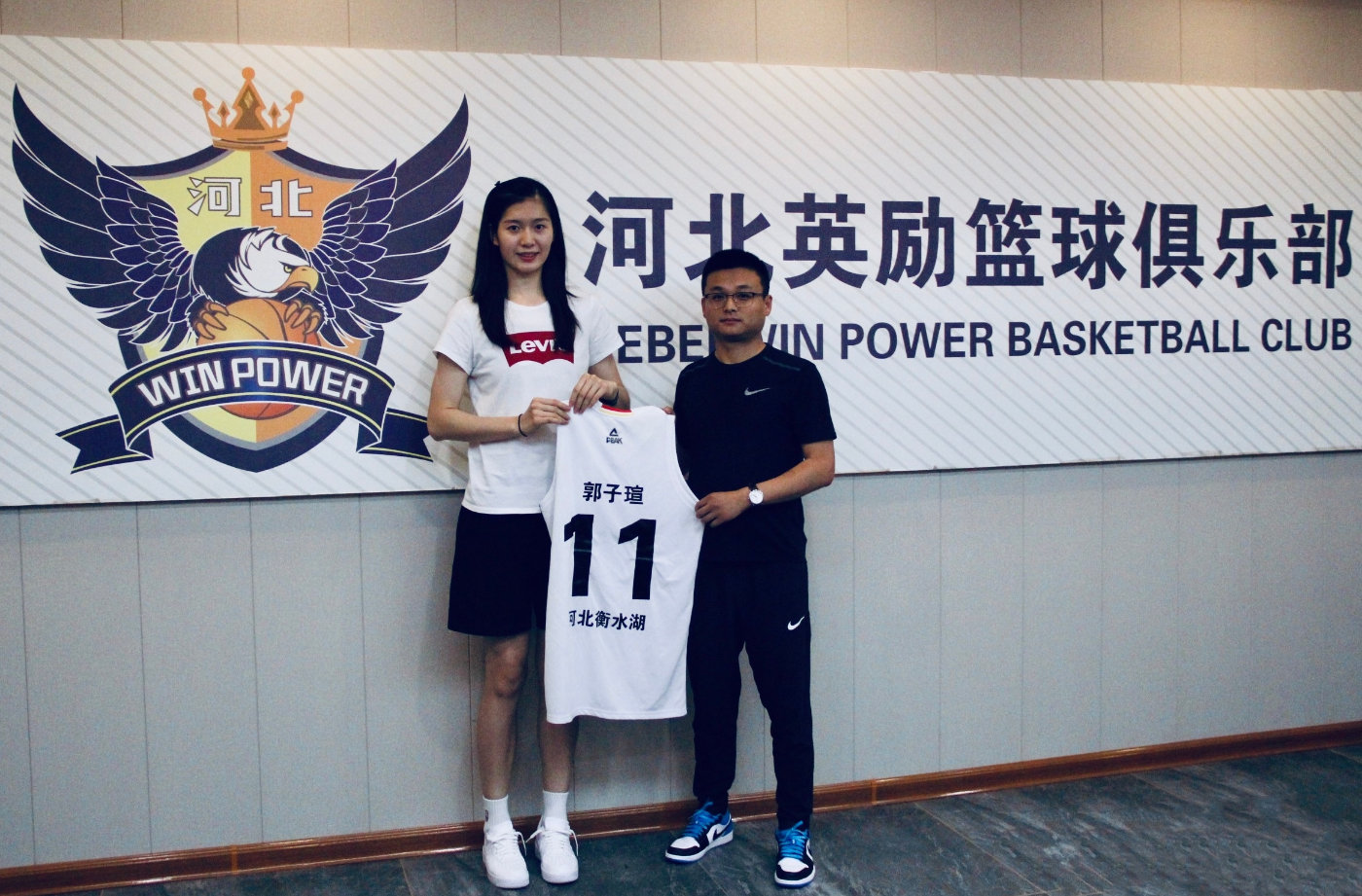 88米的前锋在这场比赛中犹如战神一般,四川女篮核心邵婷全场比赛也