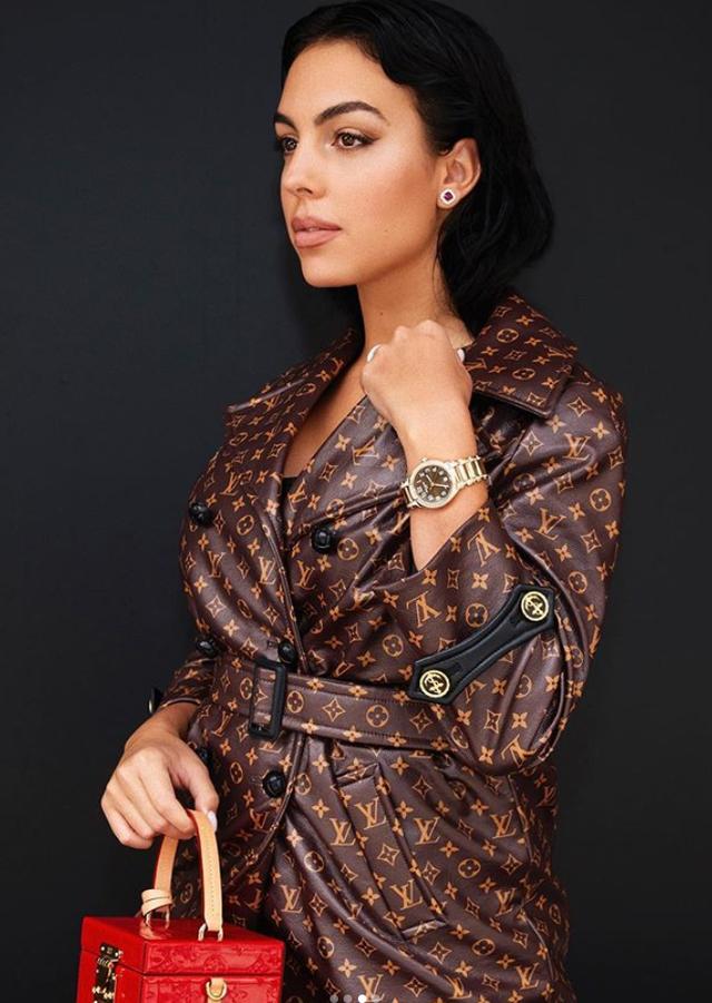 靓!乔治娜在c罗布加迪跑车上摆pose晒照,豪车价值170万镑