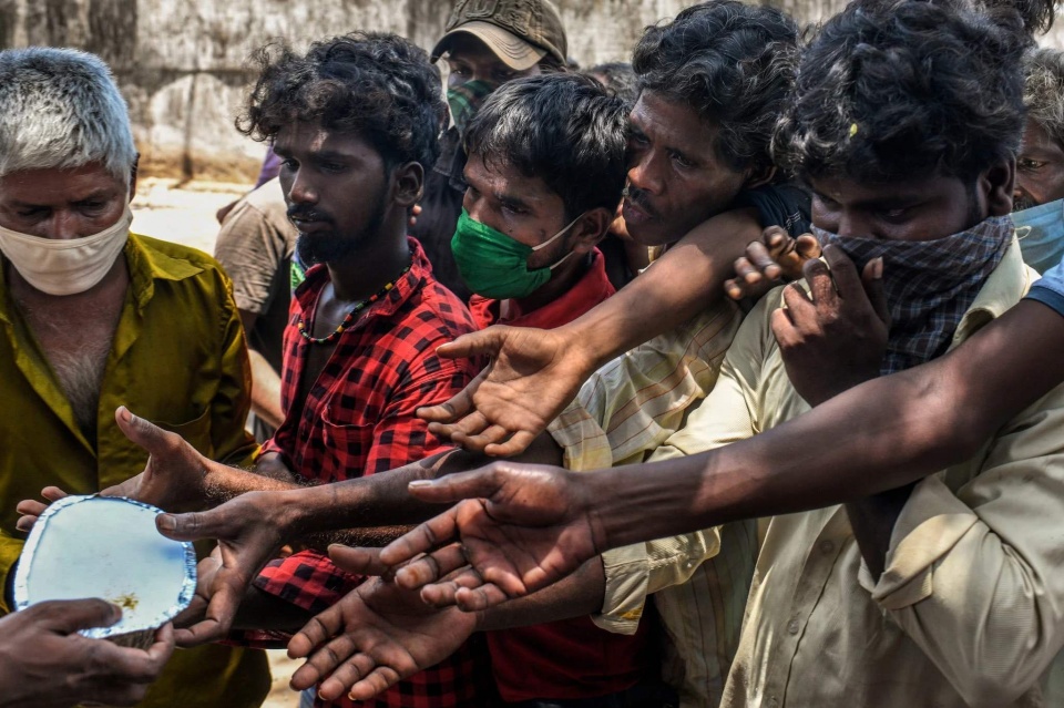 新德里从饥饿民众嘴里抠粮食换武器,印军士兵情绪激动枪杀上司|新冠肺