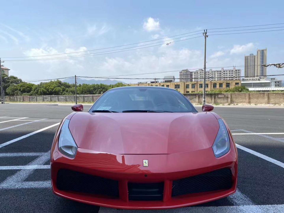 17款法拉利488售价118万圆润的尾灯采用了熏黑处理充满运动感