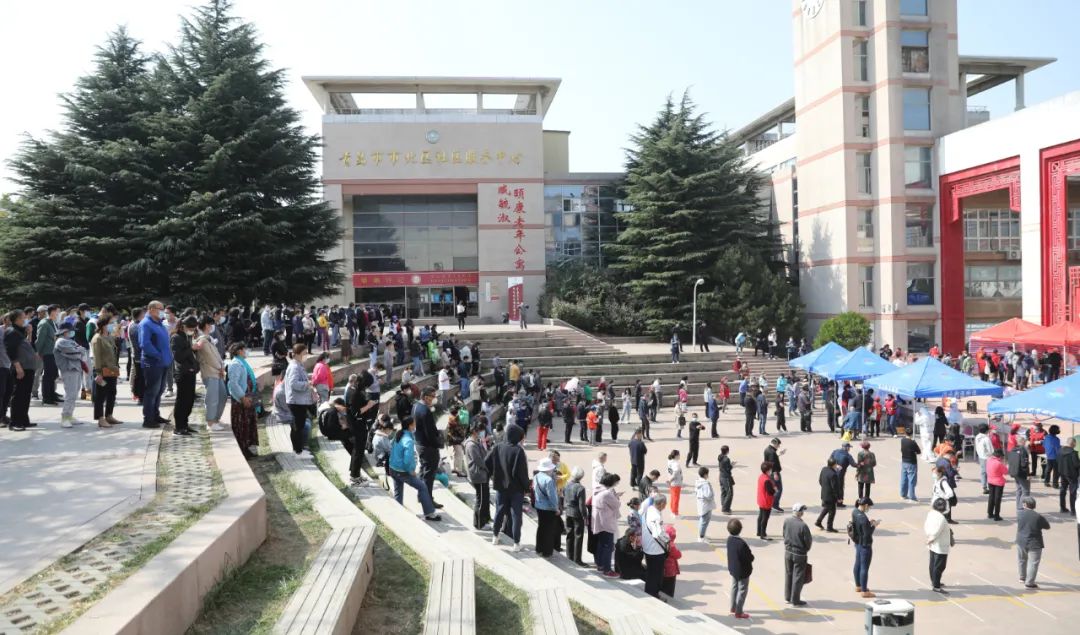 △10月12日，青岛市民排队进行核酸检测。