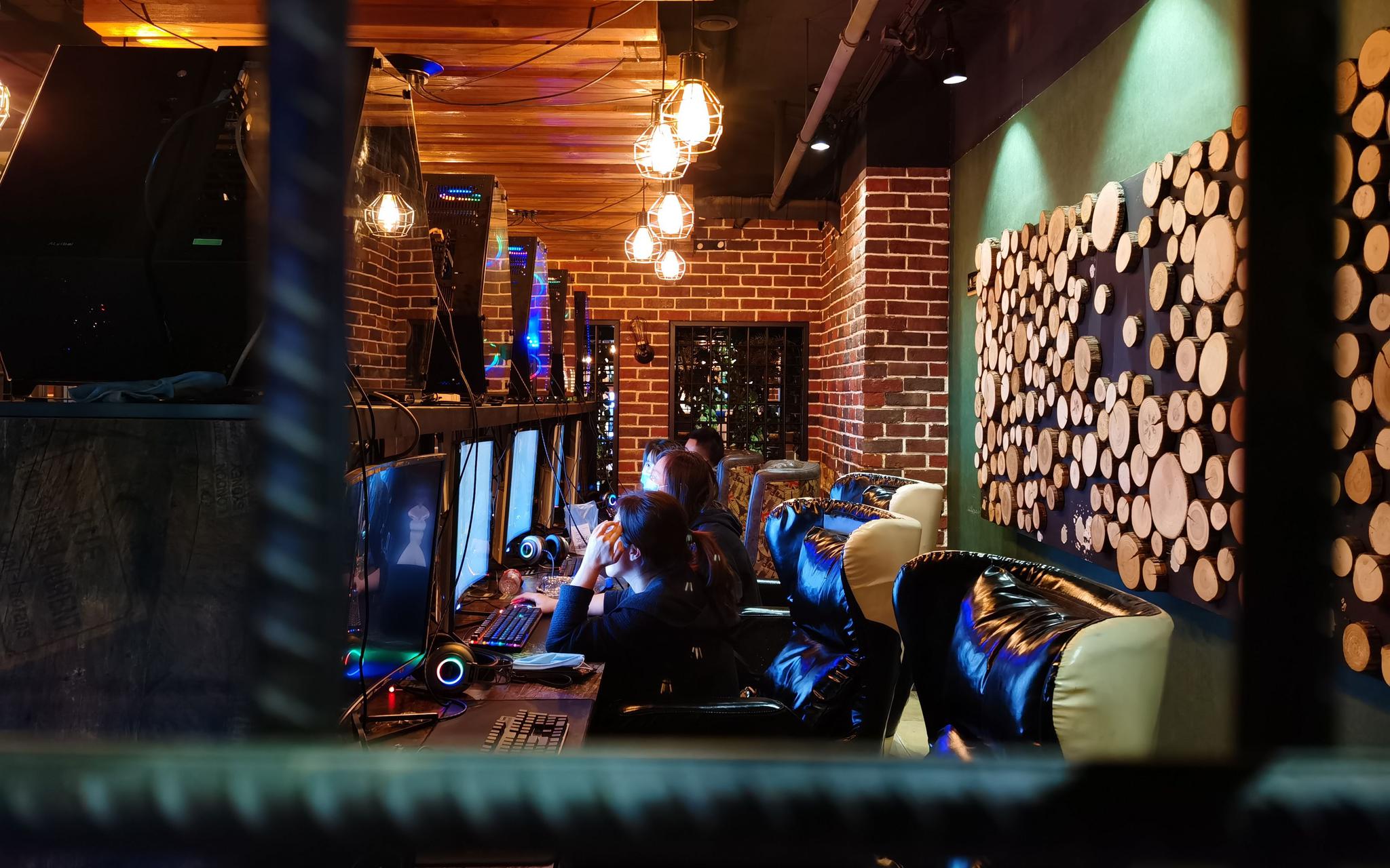 为报考剑桥通用英语等级考试 家长连续两天蹲守网吧“秒”名额