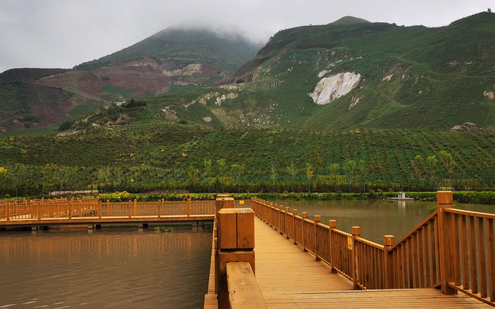 整治后，三关口矿山重新变绿。受访者供图