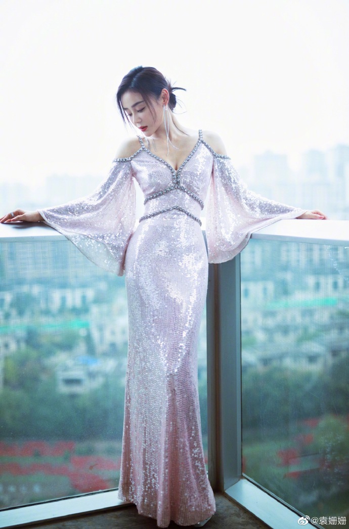 袁姗姗穿粉色鳞片闪光露肩裙大秀细腰尽显轻熟魅力