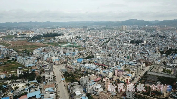 图说:广南县城俯瞰.新民晚报记者 张剑 摄(下同)