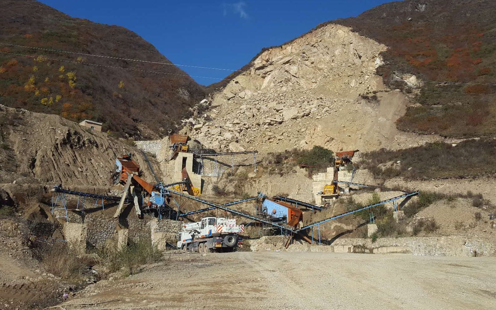 整治前,三关口矿区开采现场.受访者供图