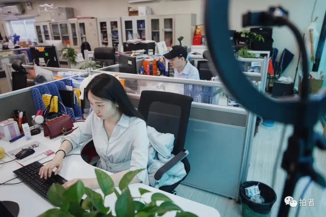 市场运营部门的工作人员大都是坐在市场办公室里的普通上班族