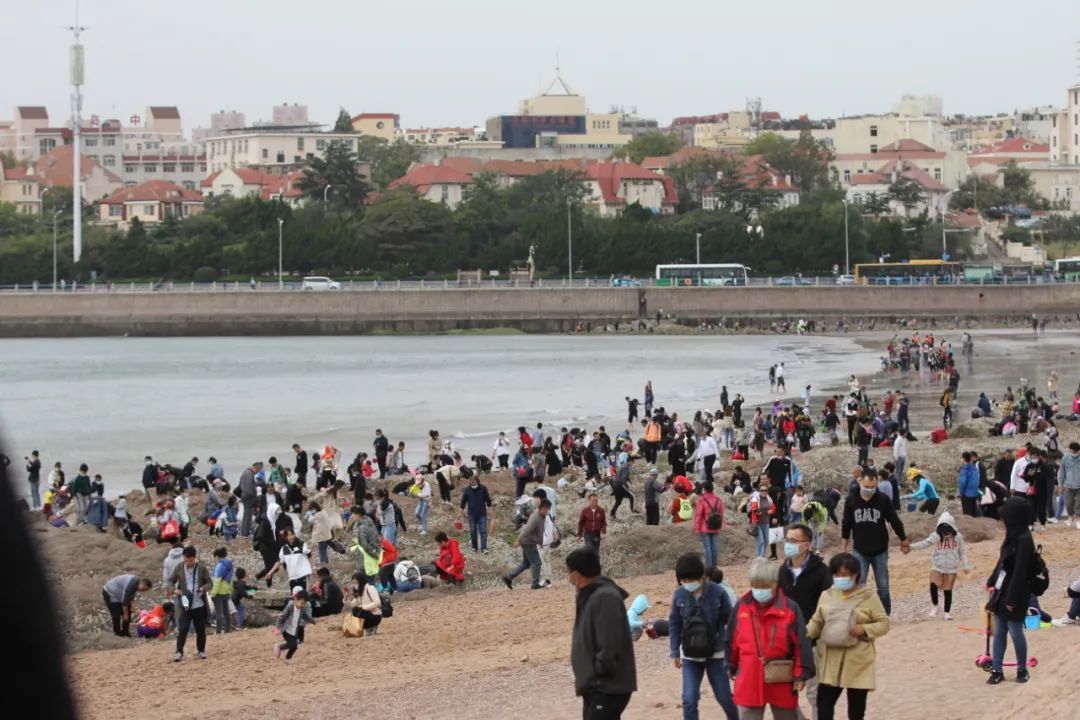 △2020年10月4日，青岛栈桥景区游人如织。