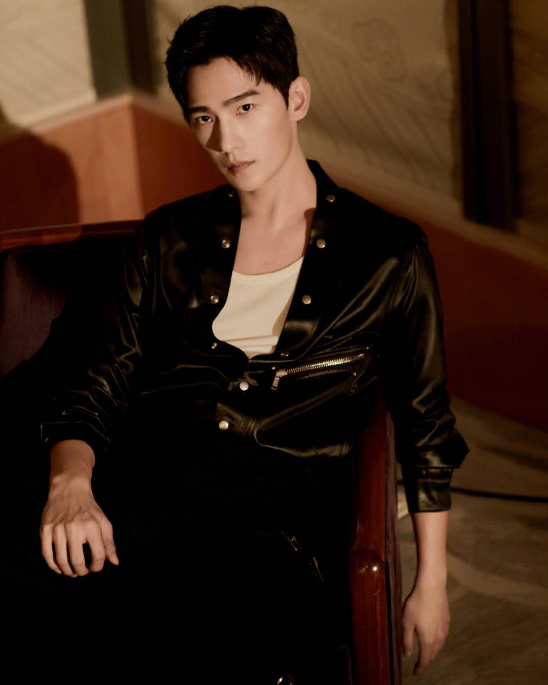 杨洋一身黑色妆扮炫酷又帅气!