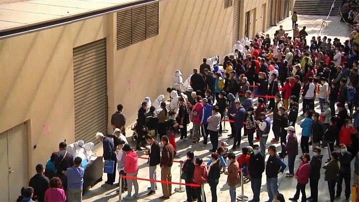 核酸检测点排长队 市民尽量错峰检测