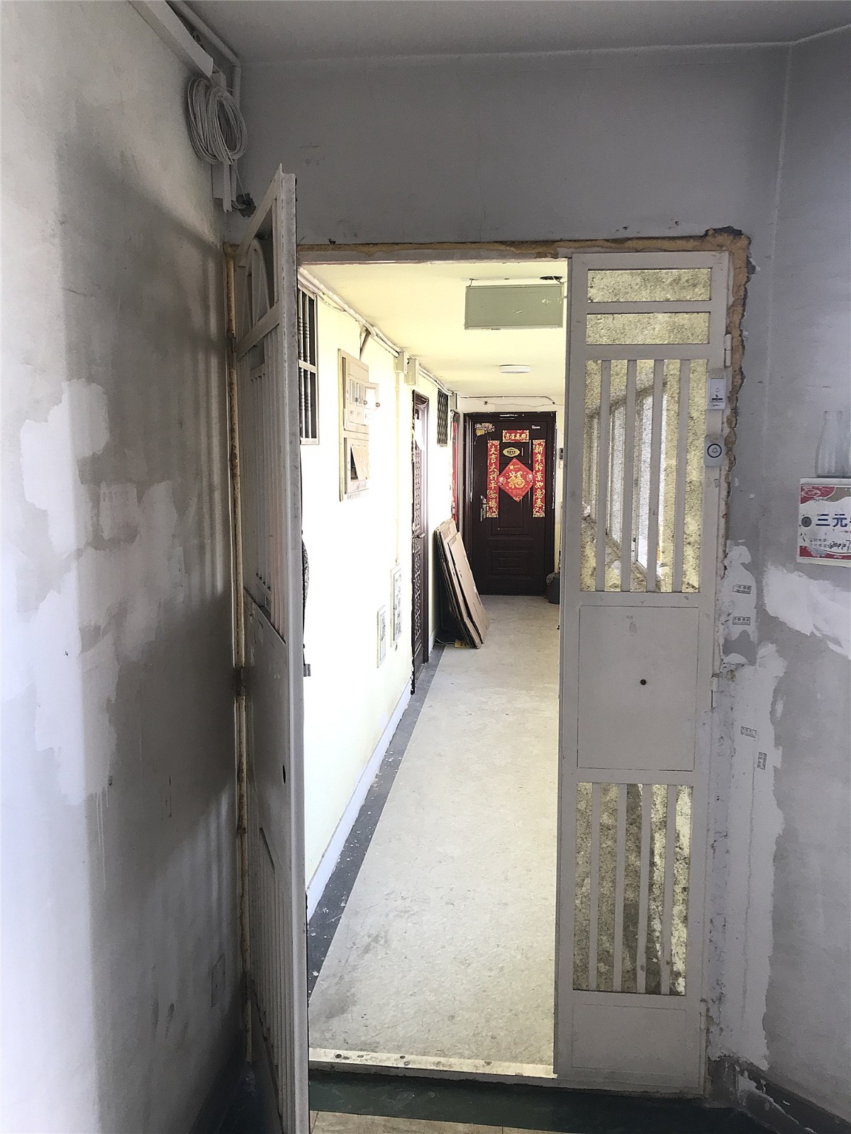 楼道里能加装防盗门吗?专家:占用公共空间涉嫌违规