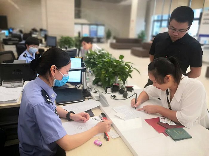 户籍民警在为市民办理落户手续.图片来源:王晓峰/摄
