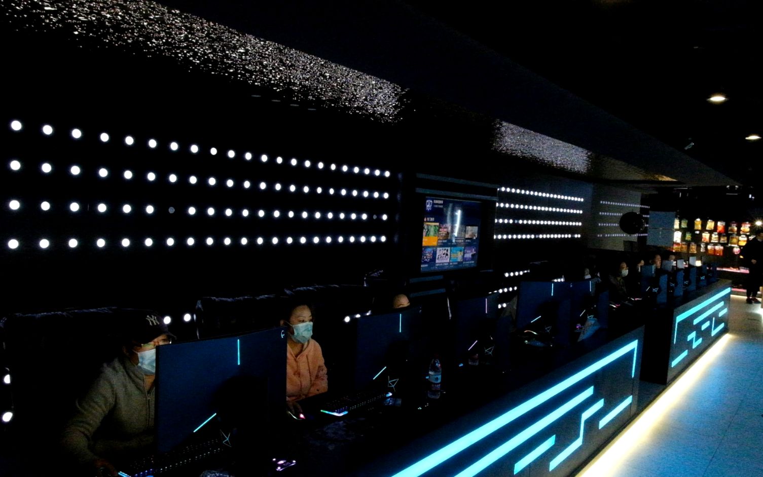 管庄另一家网吧内，电脑前坐的都是给孩子报名的家长，有的家长为了报名，请假两天。新京报记者 姚远 摄