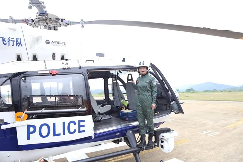 广东公安警航队伍 第一名女飞行员 也是广州市公安局警航支队 最年轻