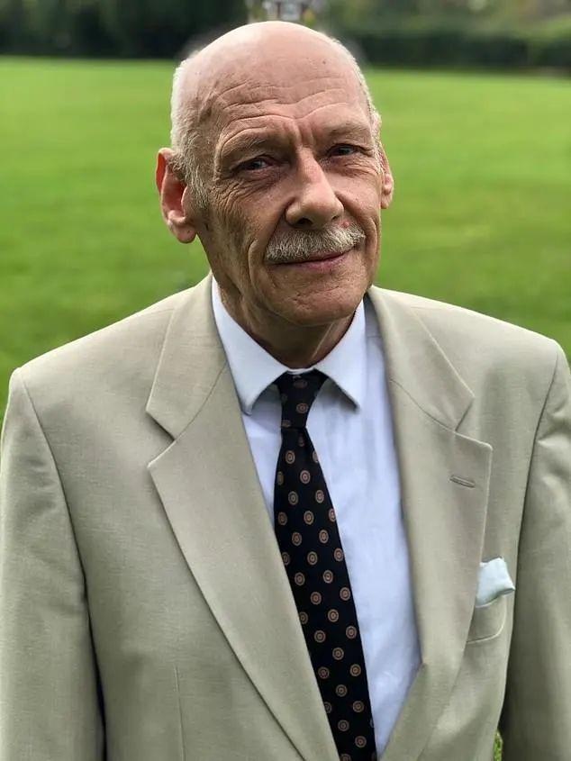 据报道,现年73岁的雷纳·格雷韦勒(rene greville)是一位作家和历史学