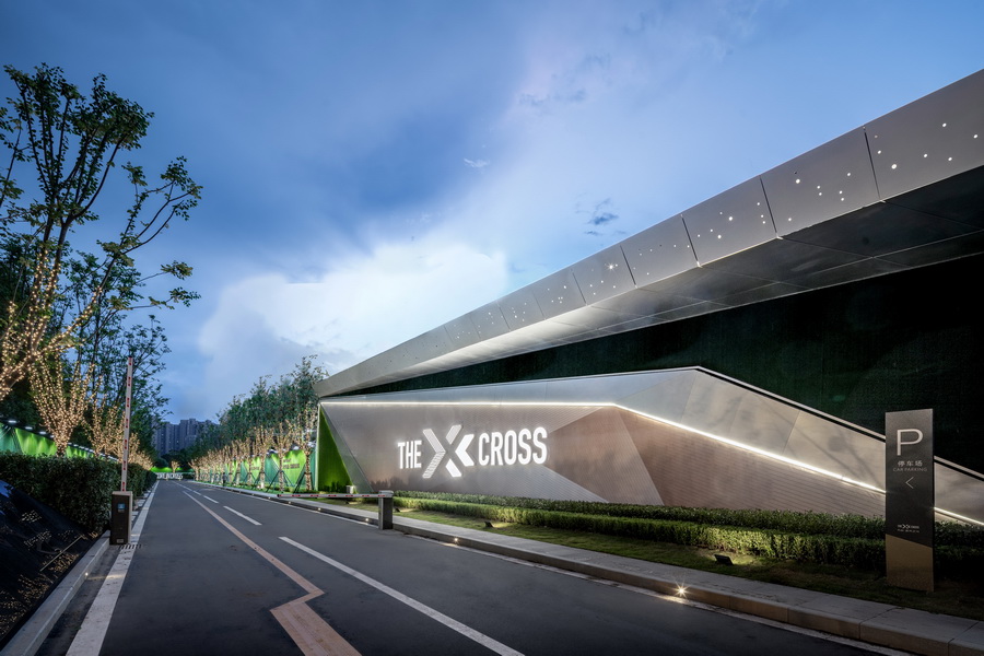 室内设计采用跟室外一体化的元素:通过折面吊顶延续建筑外立面的雕塑