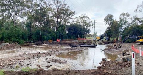 澳洲岛屿桥梁遭洪水冲毁 400户居民出行受困