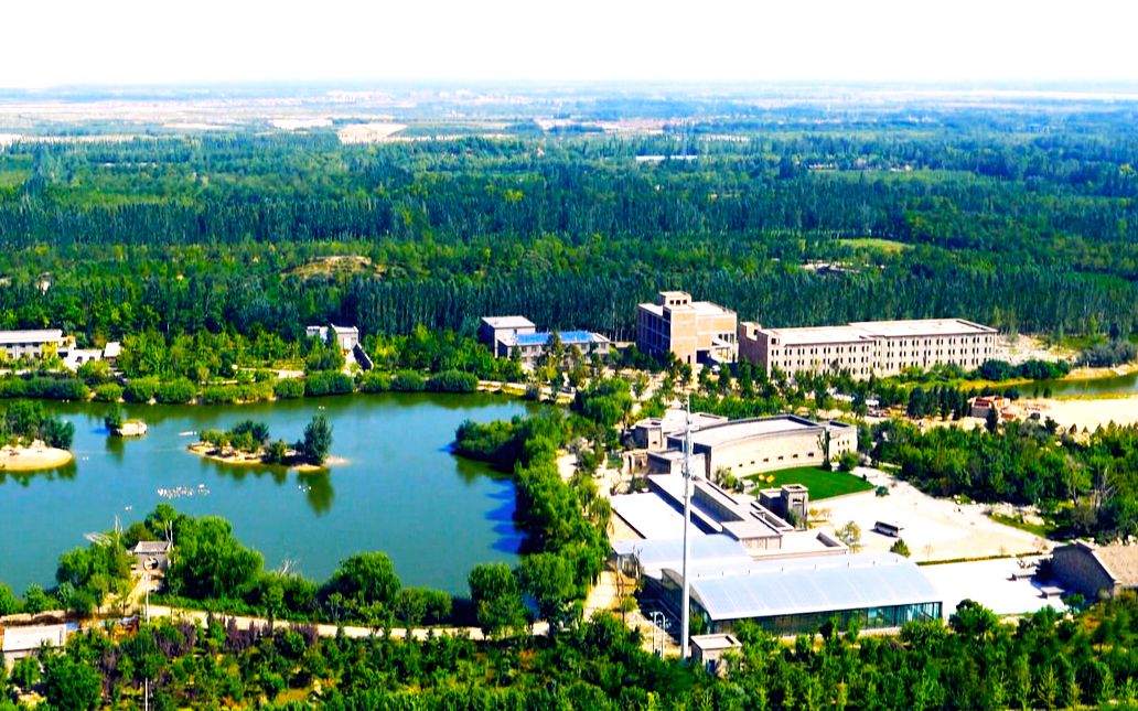 整治后，采矿塌陷区建成休闲公园，遗留矿坑变成生态园。受访者供图