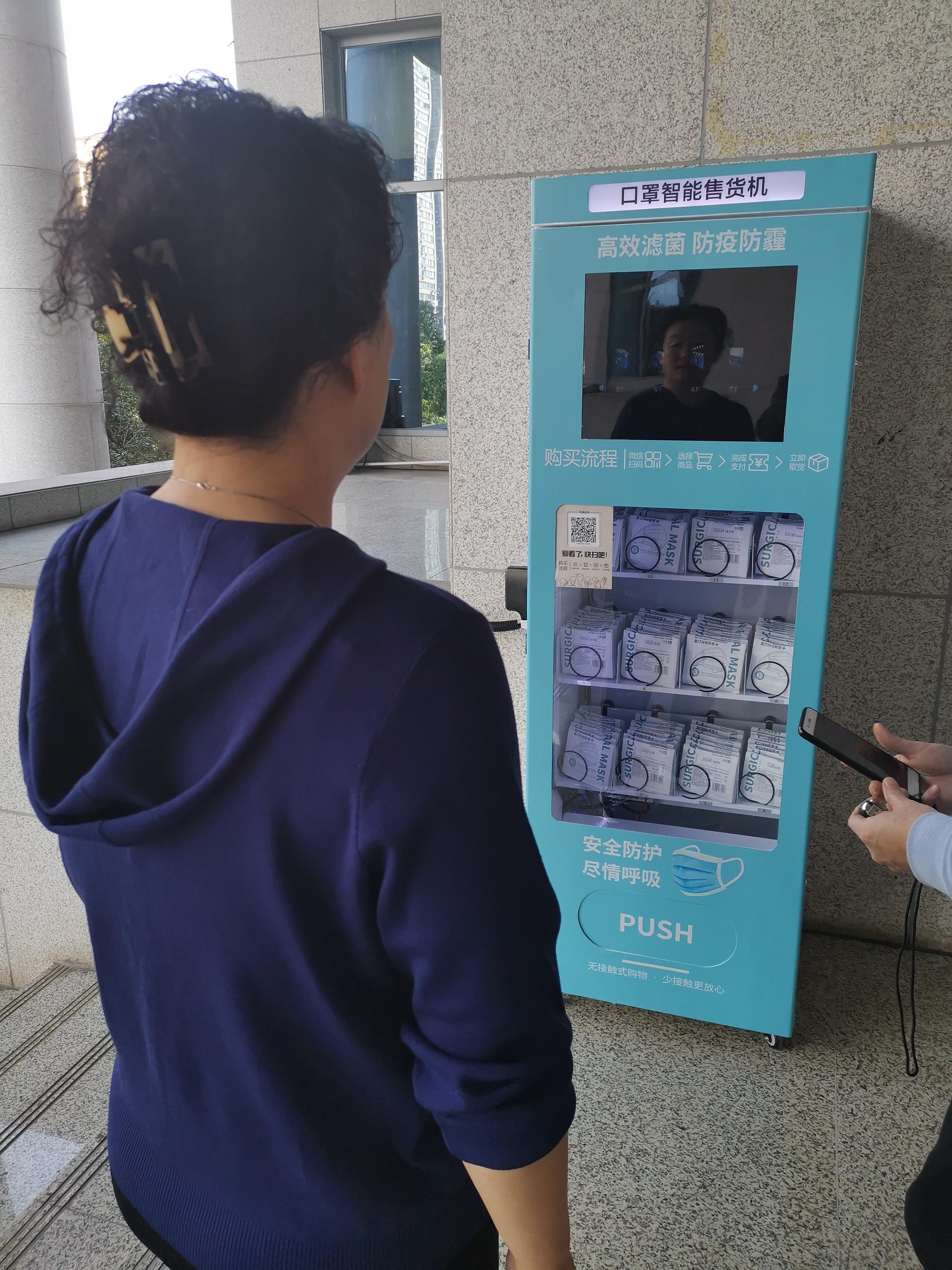 经开区市监局加强了对口罩质量和价格的前端检查,事先查验了投放口罩