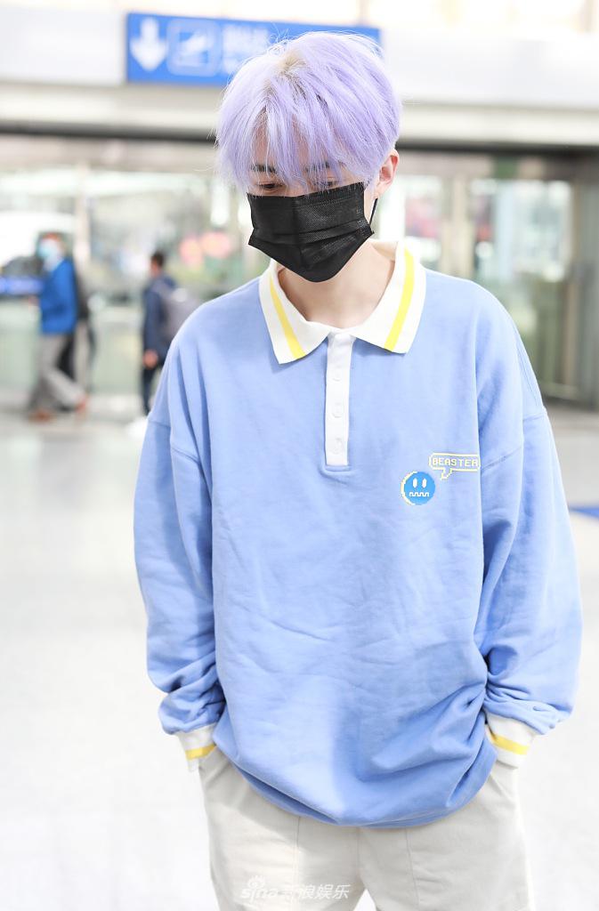 2020年10月12日,北京,管栎现身首都机场,他染着一头紫发,身穿蓝色长袖