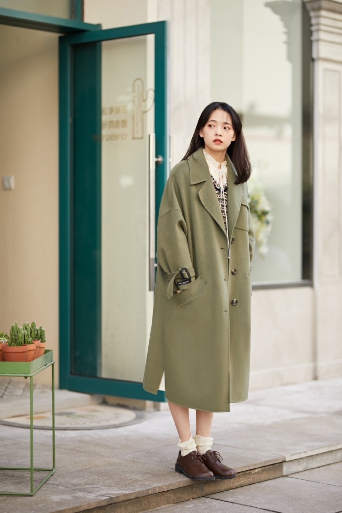 时尚与年龄无关看刘亦菲妈妈穿深绿大衣气质高雅比闺女还抢镜