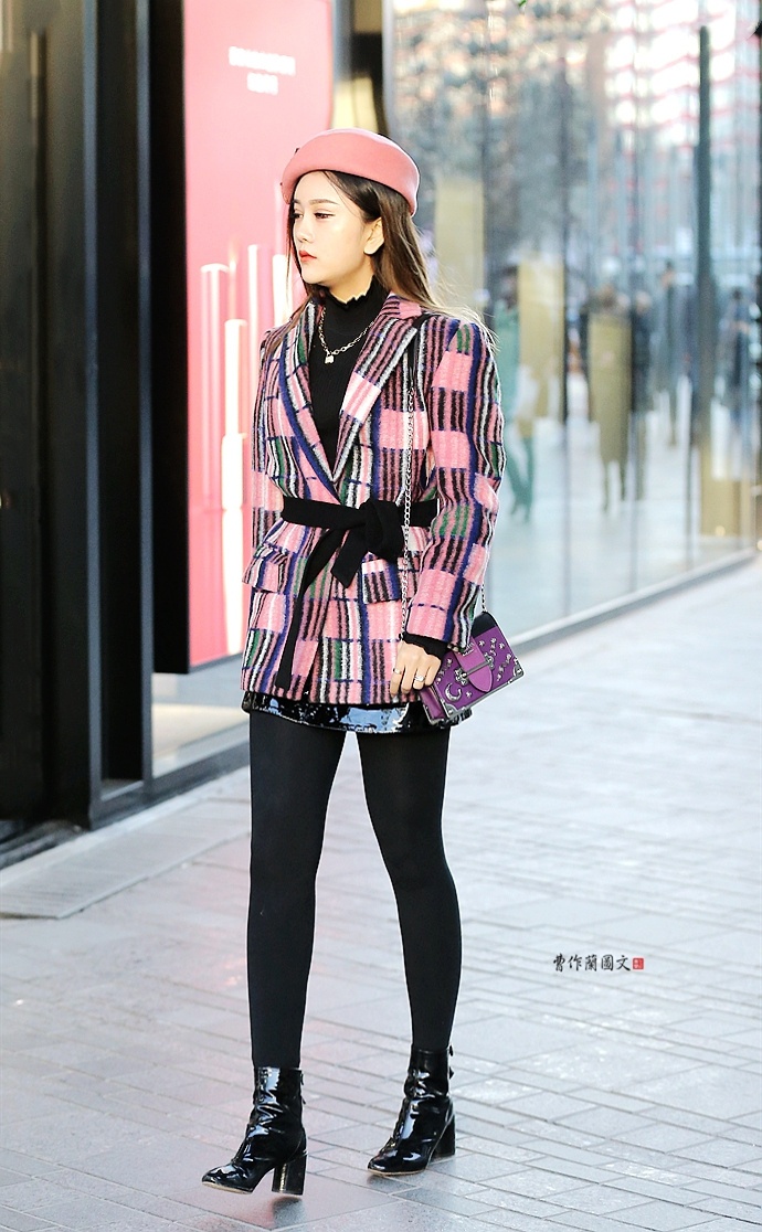 街拍穿秋装美女喜欢搭配贝雷帽