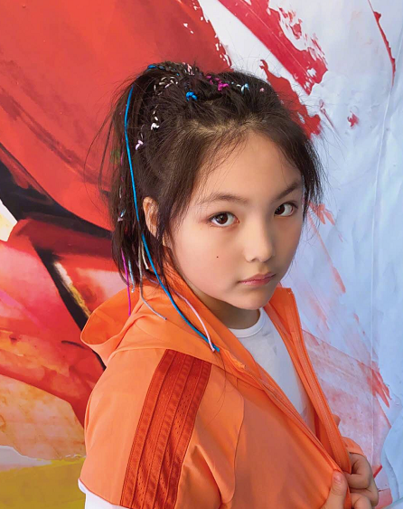 11岁王诗龄生日排场大穿学院装瘦身成功变校花颜值开挂超美