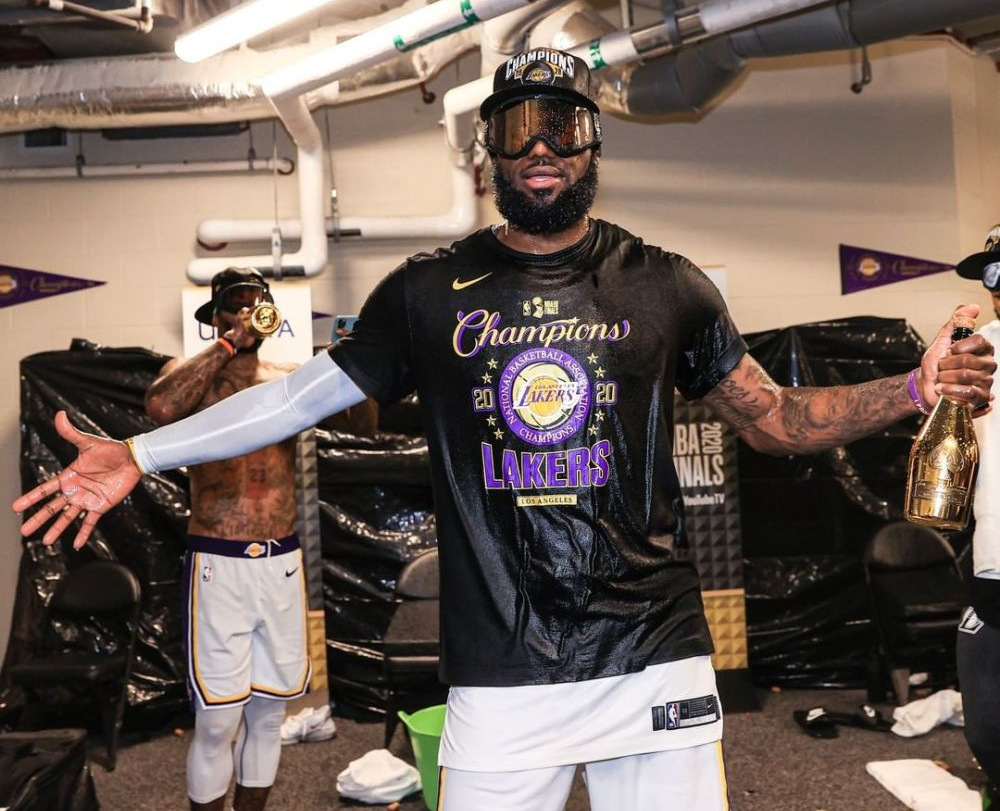 超级过气的国王!詹姆斯晒夺冠香槟照自嘲,历史两分命中率又霸榜