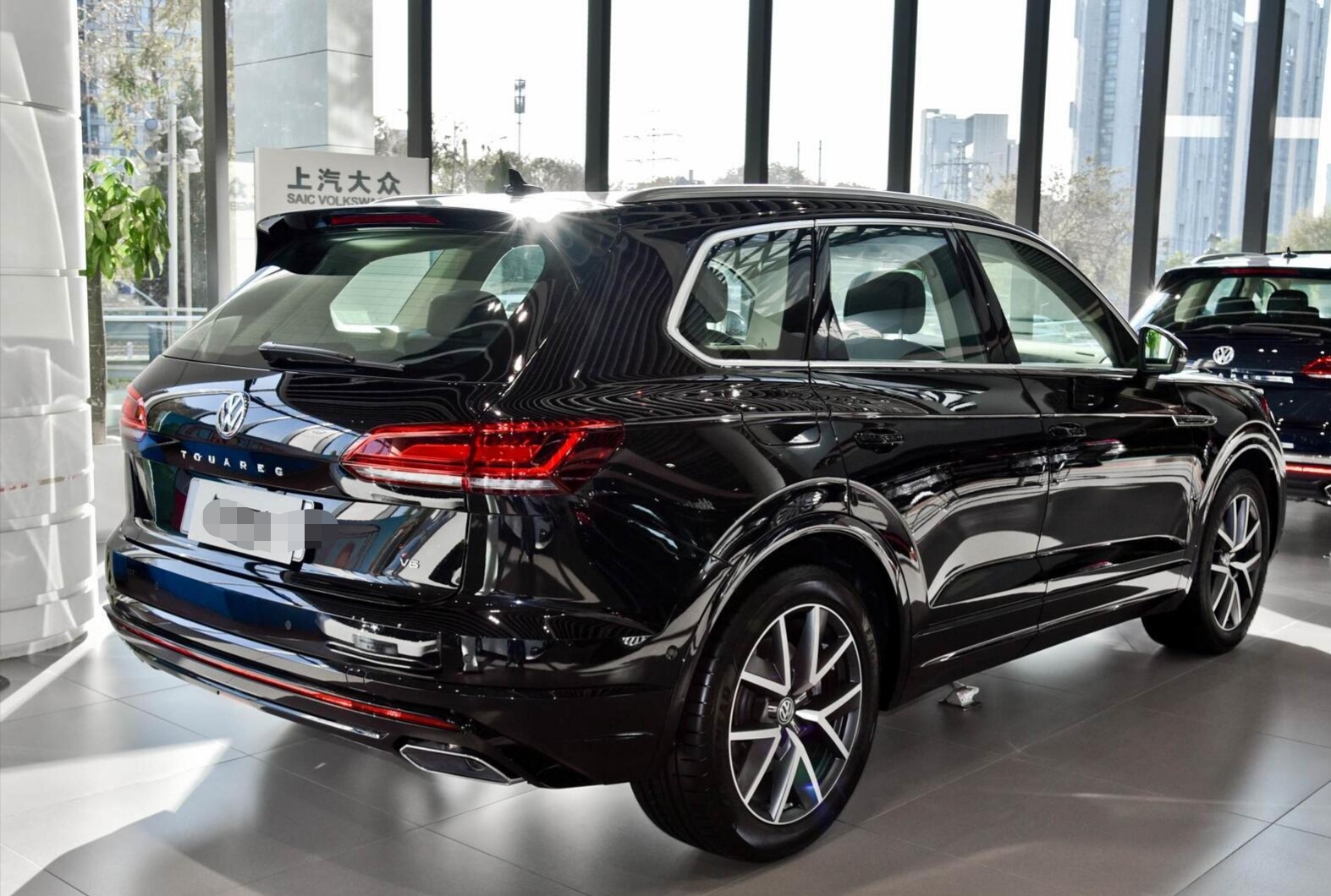 大众途锐完成蜕变猛降8万20t四驱空间比x5还宽裕