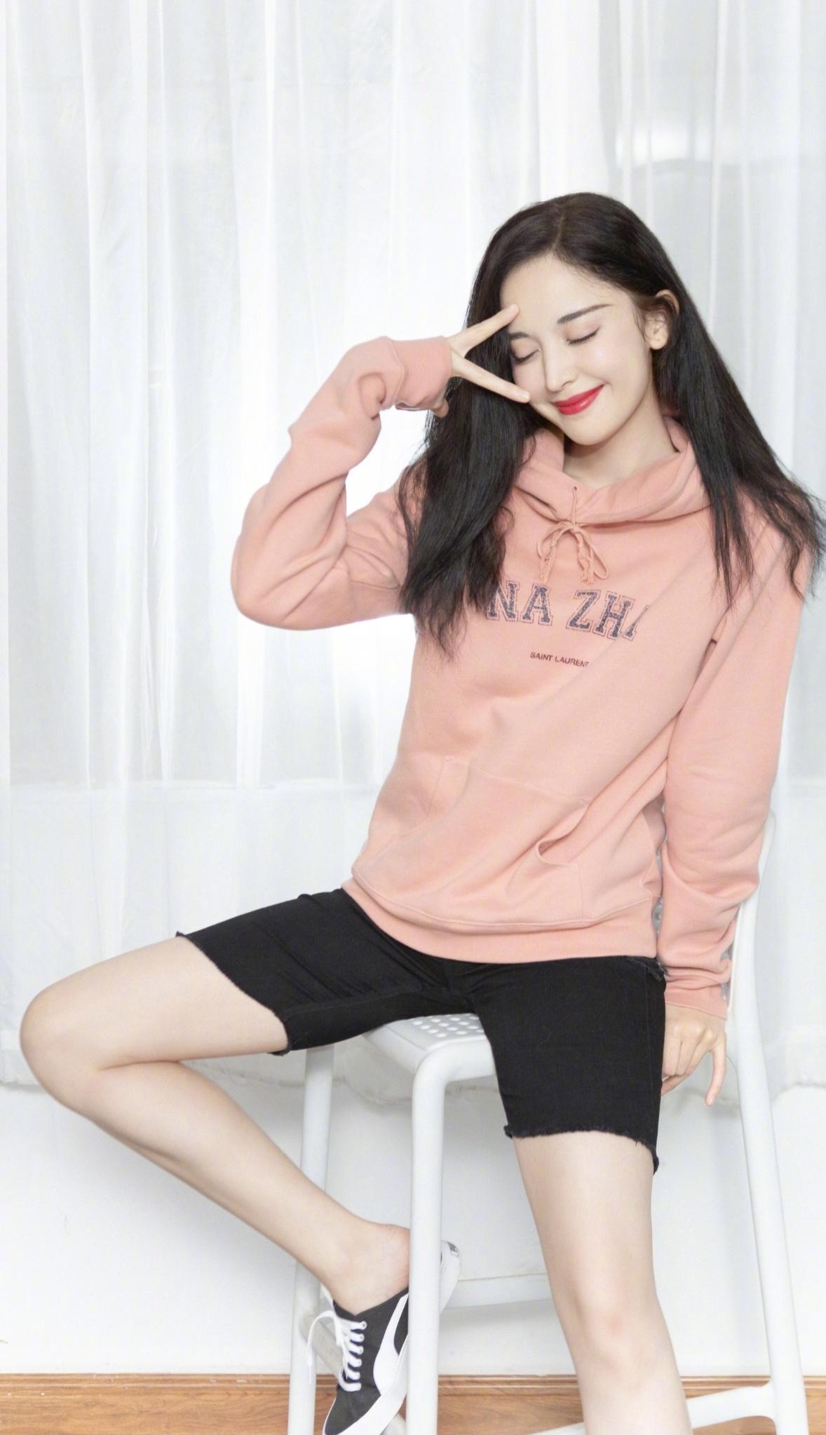 古力娜扎生图依旧惊艳吊带长裙大方秀身材蛇形手镯走冷艳风