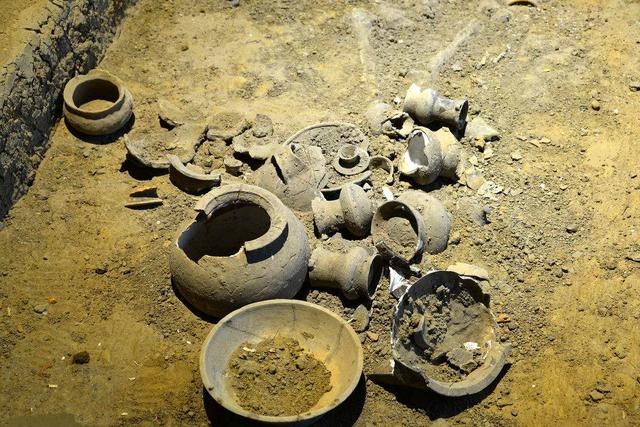 16年前山西发现千年古墓,出土珍贵文物,专家:将填补历史空白