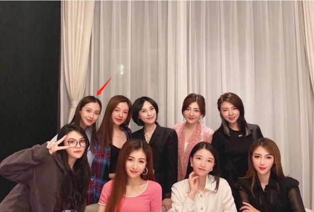 现实版《三十而已》?Baby带儿子和众贵妇出游,大合影只能站角落休闲区蓝鸢梦想 - Www.slyday.coM 现实版《三十而已》?Baby带儿子和众贵妇出游,大合影只能站角落休闲区蓝鸢梦想 - Www.slyday.coM