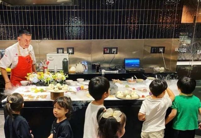 现实版《三十而已》?Baby带儿子和众贵妇出游,大合影只能站角落休闲区蓝鸢梦想 - Www.slyday.coM 现实版《三十而已》?Baby带儿子和众贵妇出游,大合影只能站角落休闲区蓝鸢梦想 - Www.slyday.coM