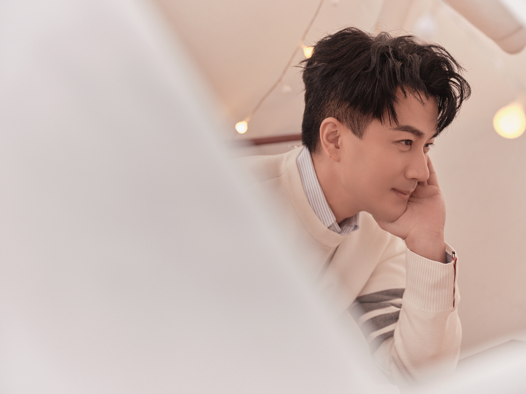 刘恺威46岁生日太冷清!毛衣配衬衫帅回巅峰期,状态不输小鲜肉