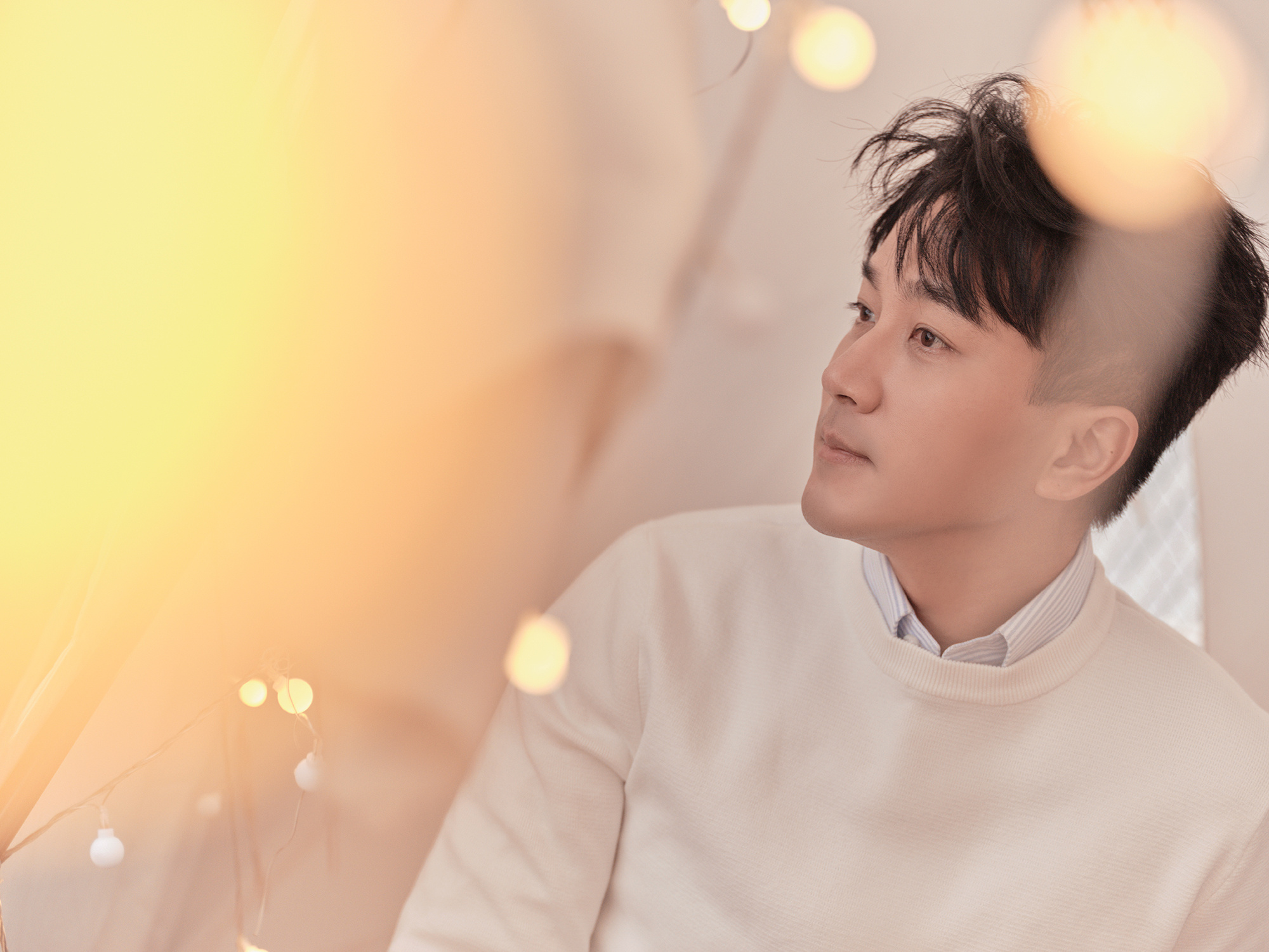 刘恺威46岁生日太冷清!毛衣配衬衫帅回巅峰期,状态不输小鲜肉