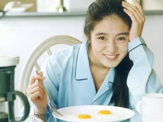 在九三年才出道不久的杨采妮就获得了不错的机会,在《东邪西毒》出演