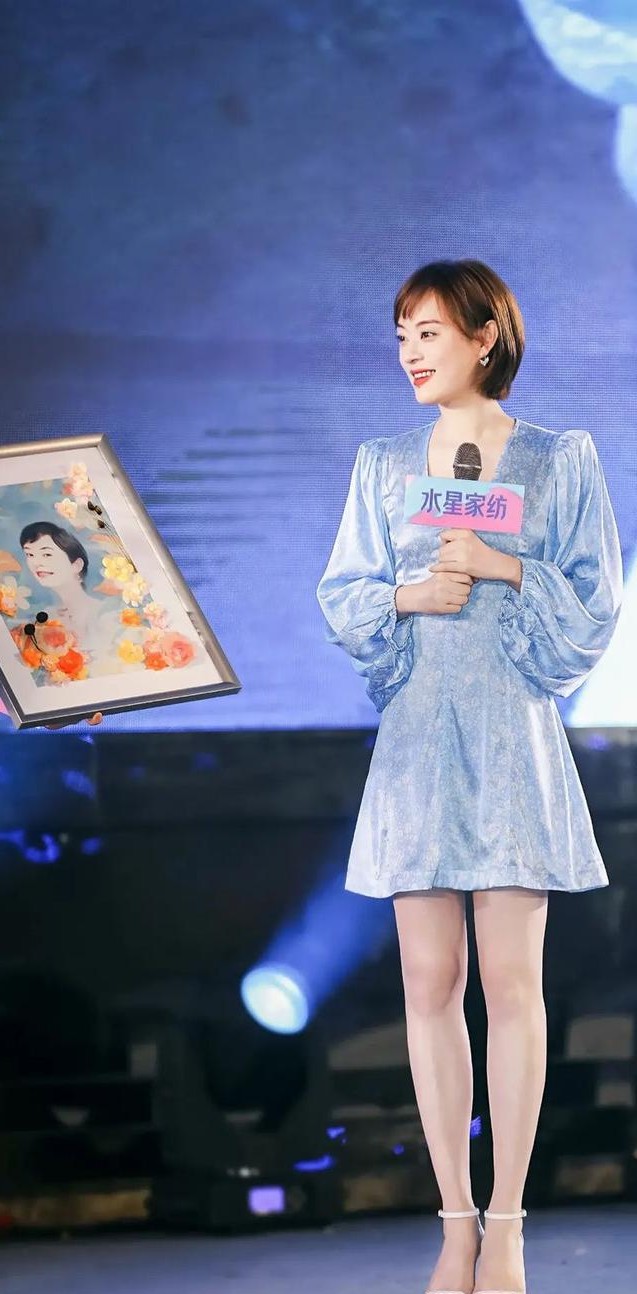孙俪最新活动造型,穿蓝色连衣裙大露美腿,身材好到爆